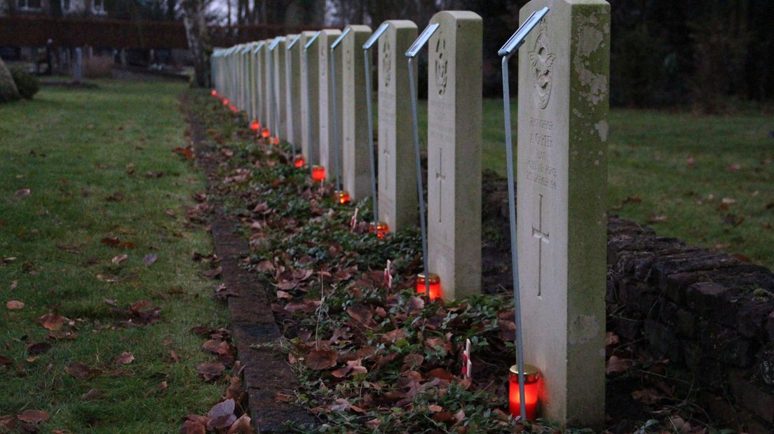 Kaarsje bij de graven van oorlogsslachtoffers (Rechten: Martin Laning)