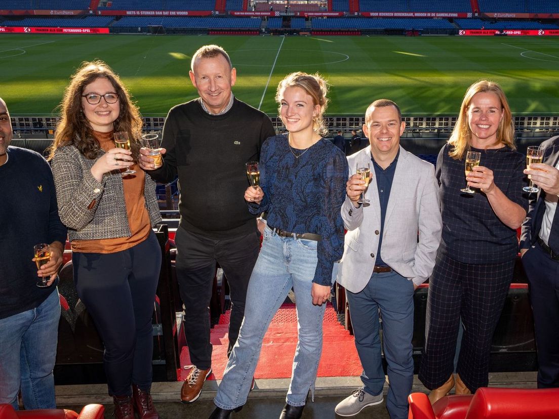 Joël Manusama (links) en Rob Kurvers (derde van links) bij de verlenging van de samenwerking tussen Thorbecke en Feyenoord in 2022