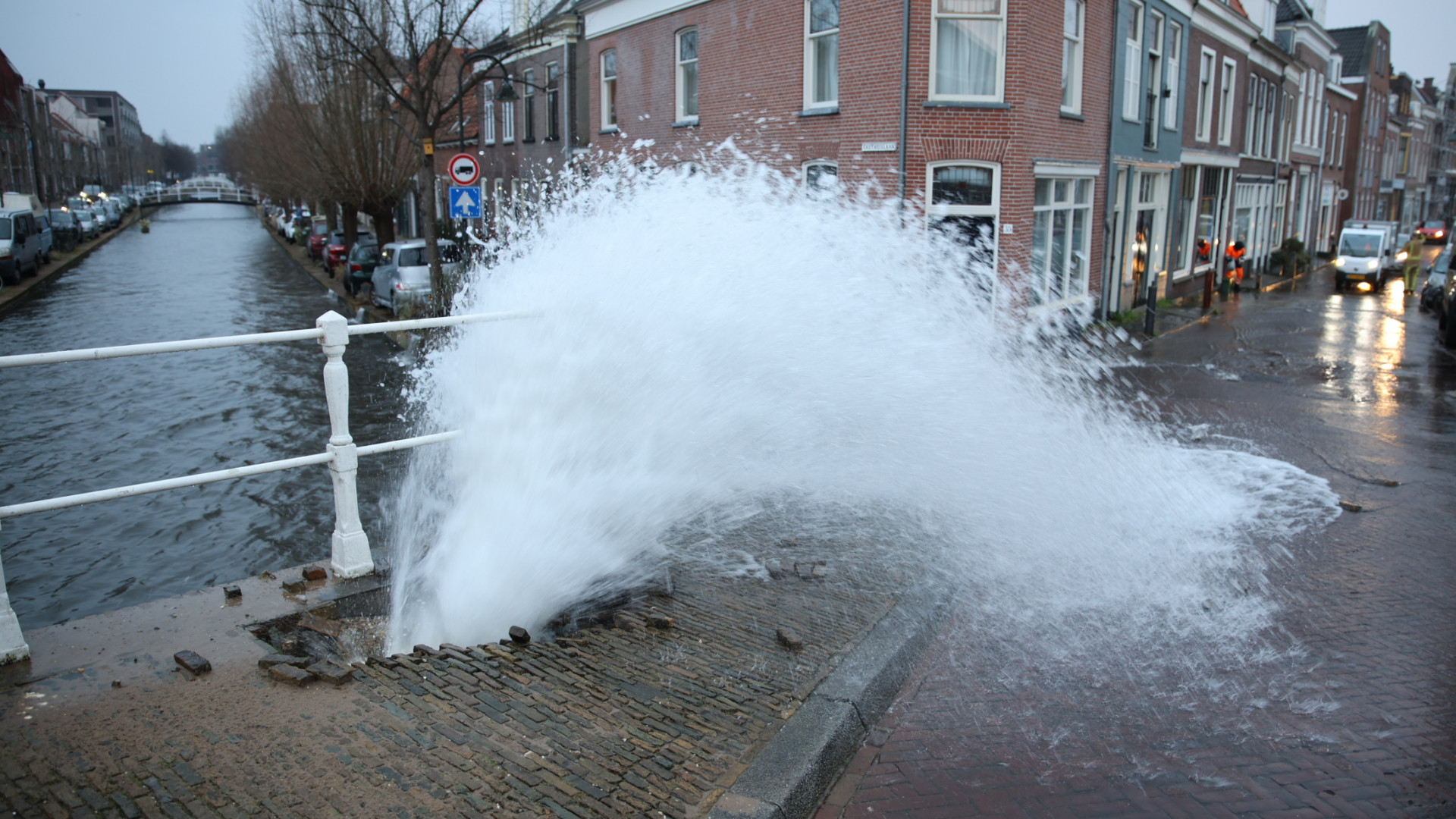Het water spoot de straat in