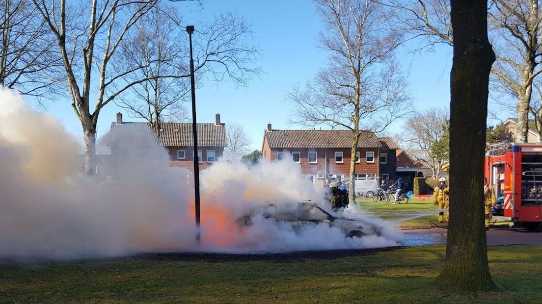 Auto vliegt al rijdend in brand in Rijssen