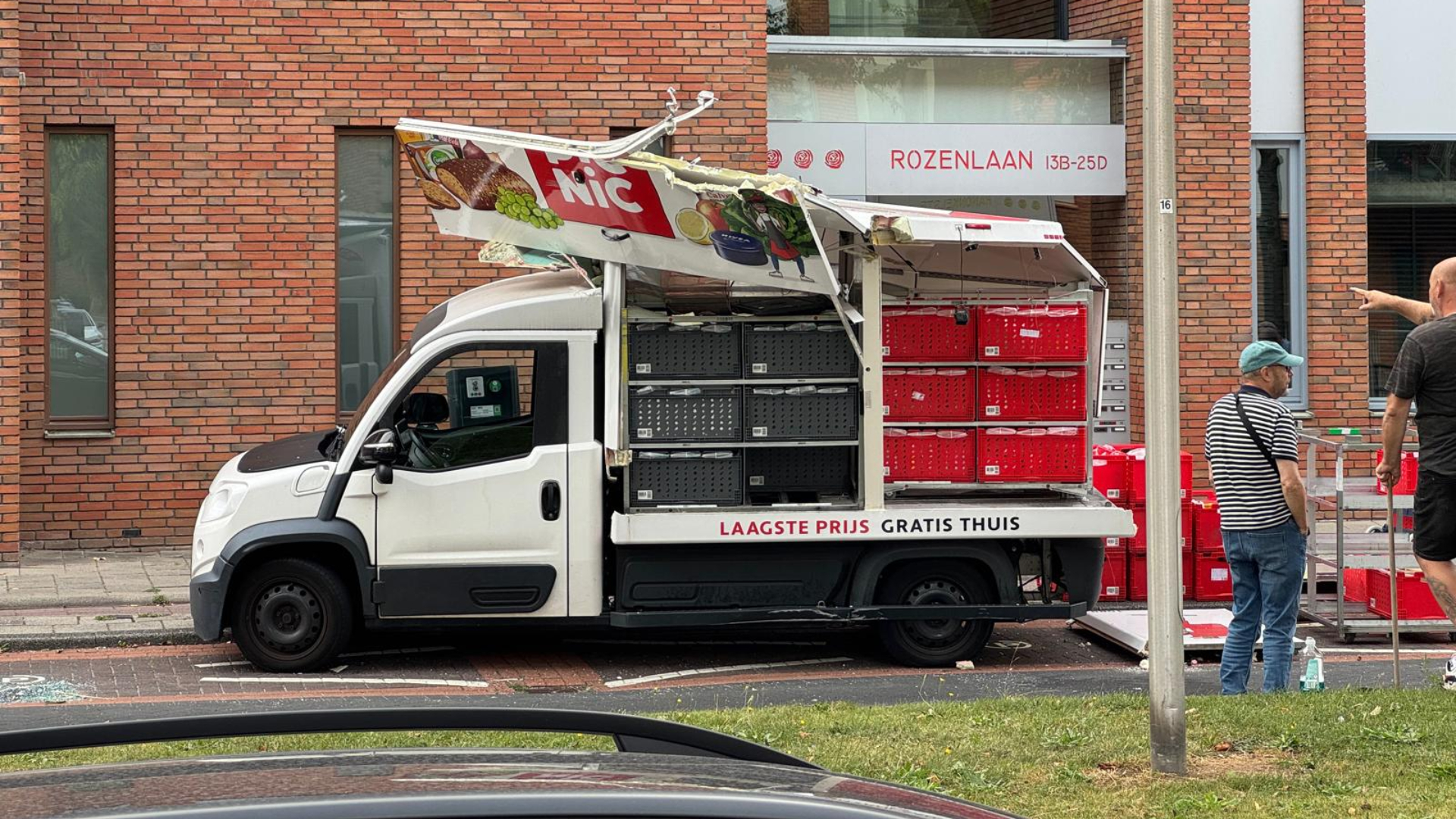 Lijnbus en bezorgingsdienst in botsing.