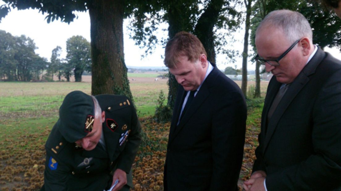 De Canadese minister van Buitenlandse Zaken John Baird was vrijdagmiddag met zijn Nederlandse collega Frans Timmermans op de Canadese erebegraafplaats in Groesbeek.