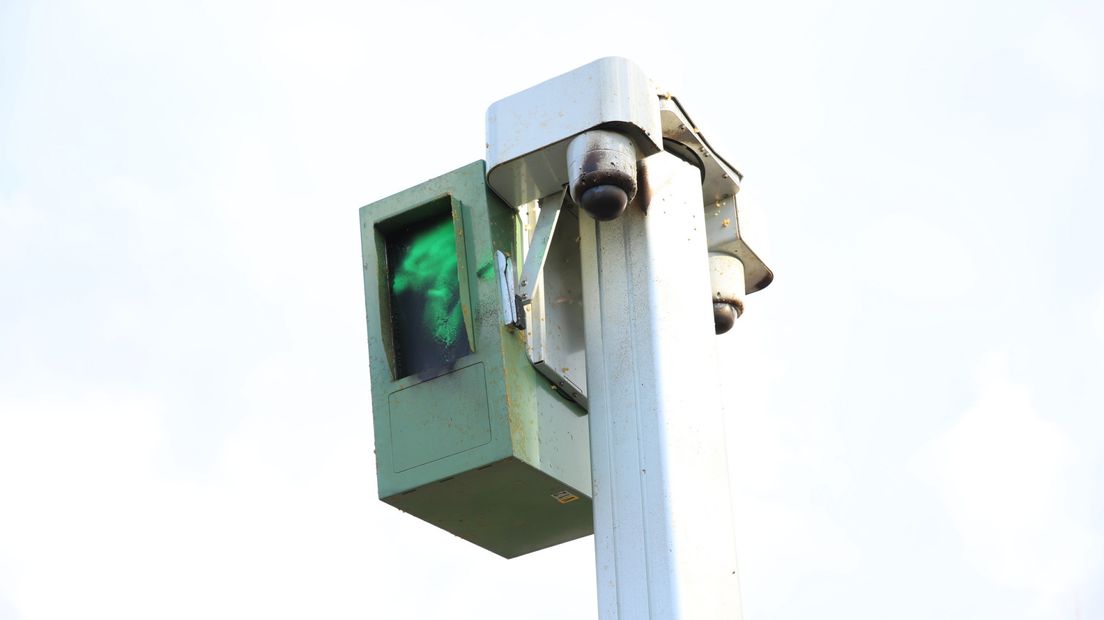 Zowel de lens als de beveiligingscamera's van de flitspaal zijn vernield
