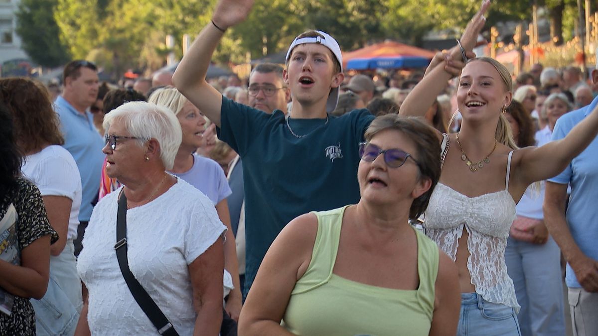 Duizenden mensen zingen uit volle borst mee in Vlissingen: 'Volgend jaar gaan we het allemaal zelf d
