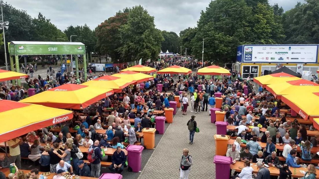 De Vierdaagse 2019 staat op het punt van losbarsten. De feesten zijn begonnen, de stad vult zich met wandelaars en bezoekers. De startbewijzen worden opgehaald en de slaapplekken voor deze week ingericht. Volg het laatste nieuws over de Vierdaagse Nijmegen hier.