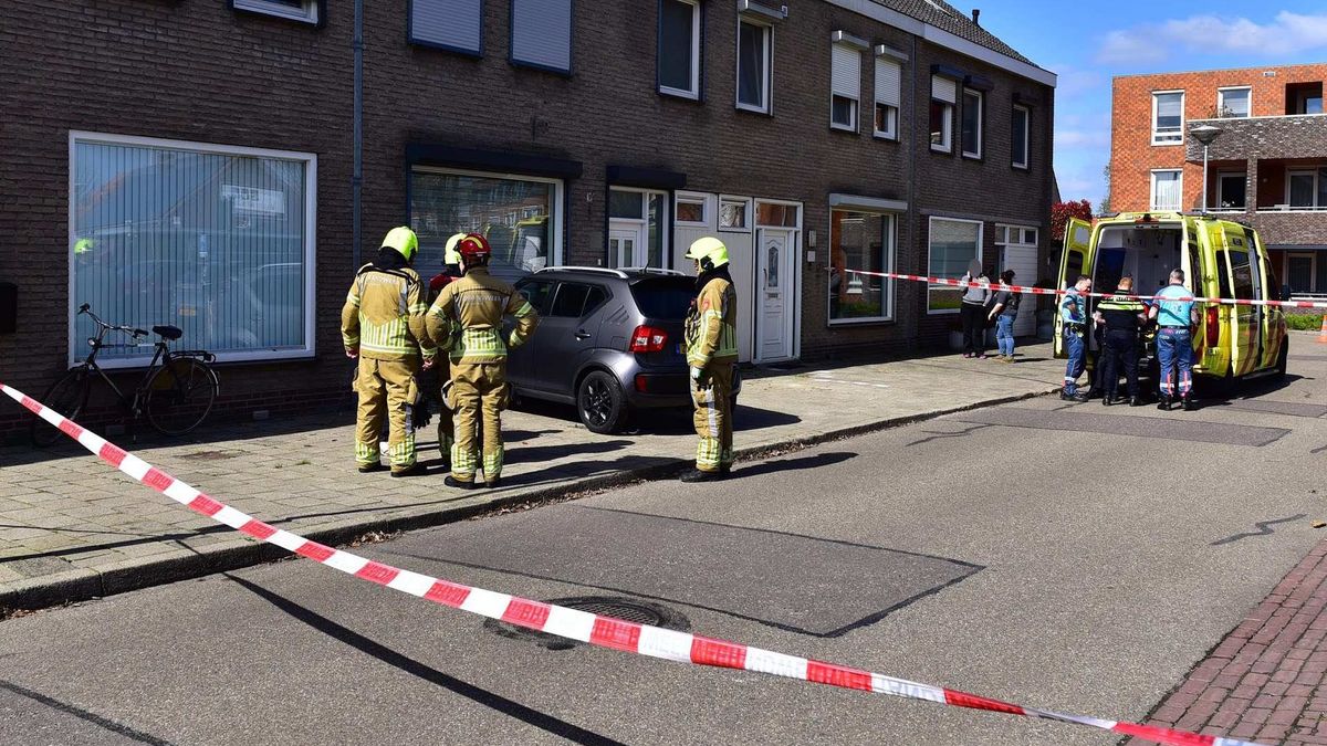 Automobilist botst tegen gevel van woning in Ospel