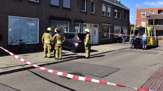Auto ramt woning na botsing met boom en andere wagen. Auto ramt woning na botsing met boom en andere wagen.