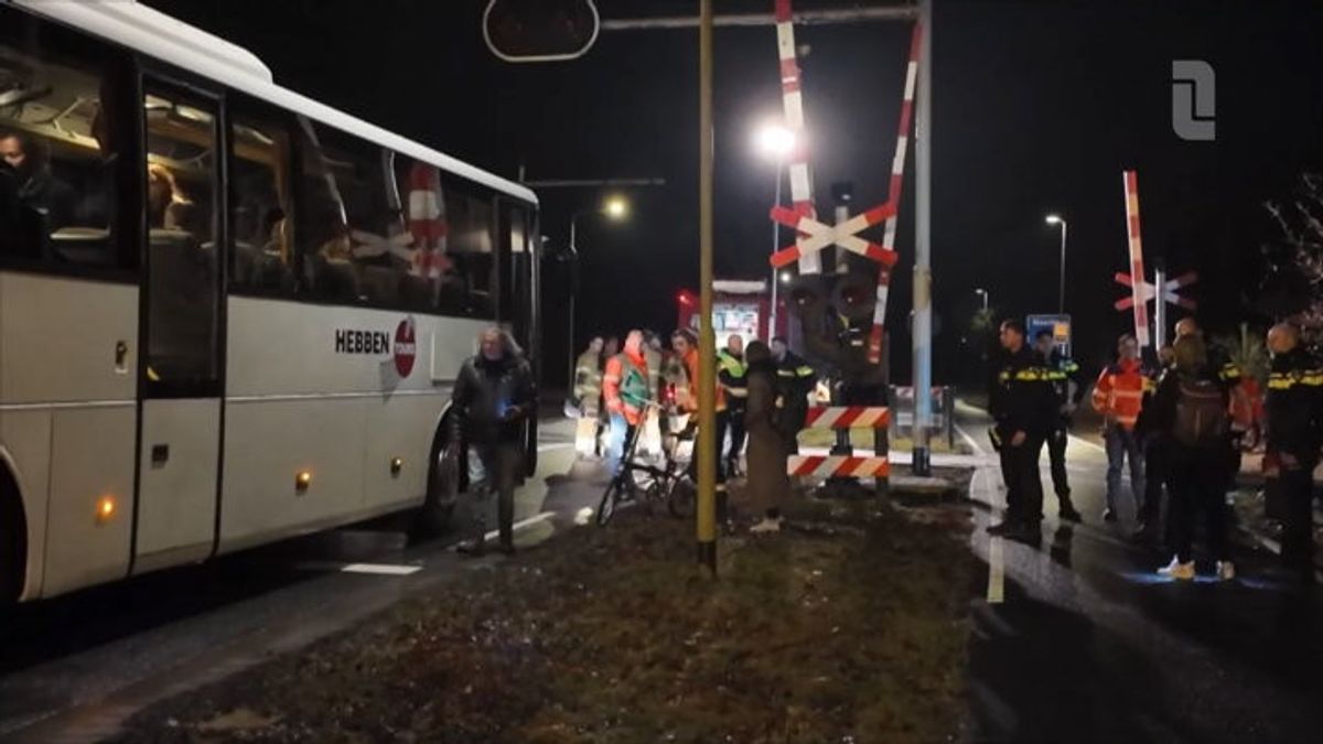 Tientallen passagiers geëvacueerd uit trein na aanrijding op het spoor bij Smakt