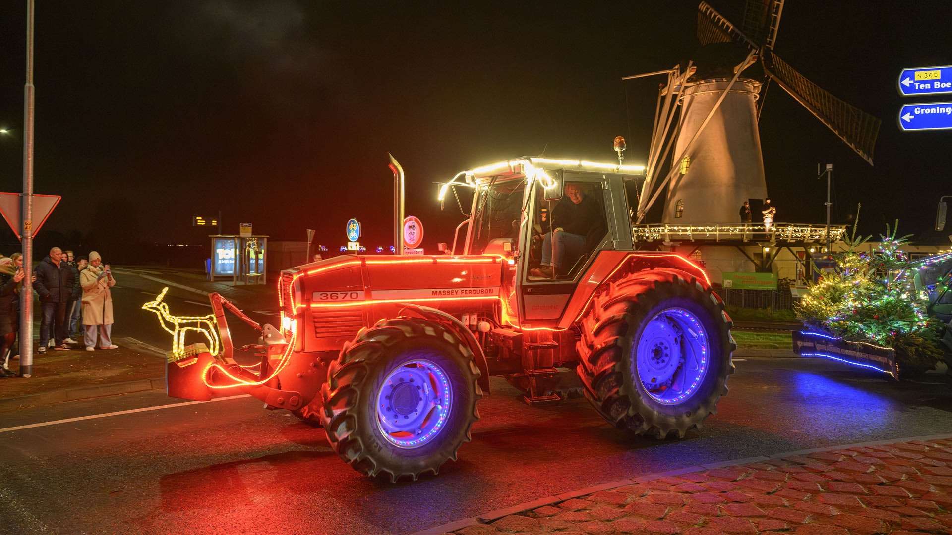 In Beeld: Veel oeh's en aah's bij optocht verlichte trekkers door Eemsdelta