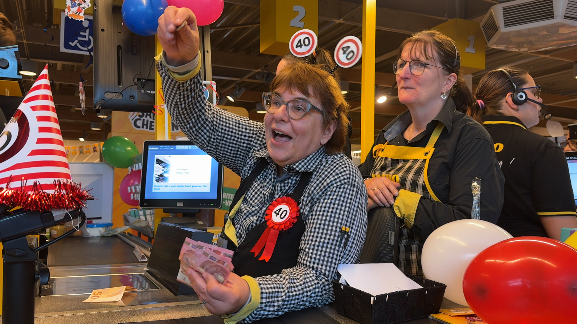 Netty is al 40 jaar kassière: 'Een pistool tegen m'n hoofd en een uur opgesloten in de koeling'