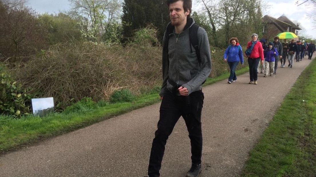 Het was tot nu toe een eenzaam avontuur voor redacteur Gerwin Peelen. Hij is aan het trainen voor de Nijmeegse Vierdaagse, die hij dit jaar voor Omroep Gelderland loopt. Zaterdag kon hij alvast wennen aan de drukte tijdens de Bloesemtocht.