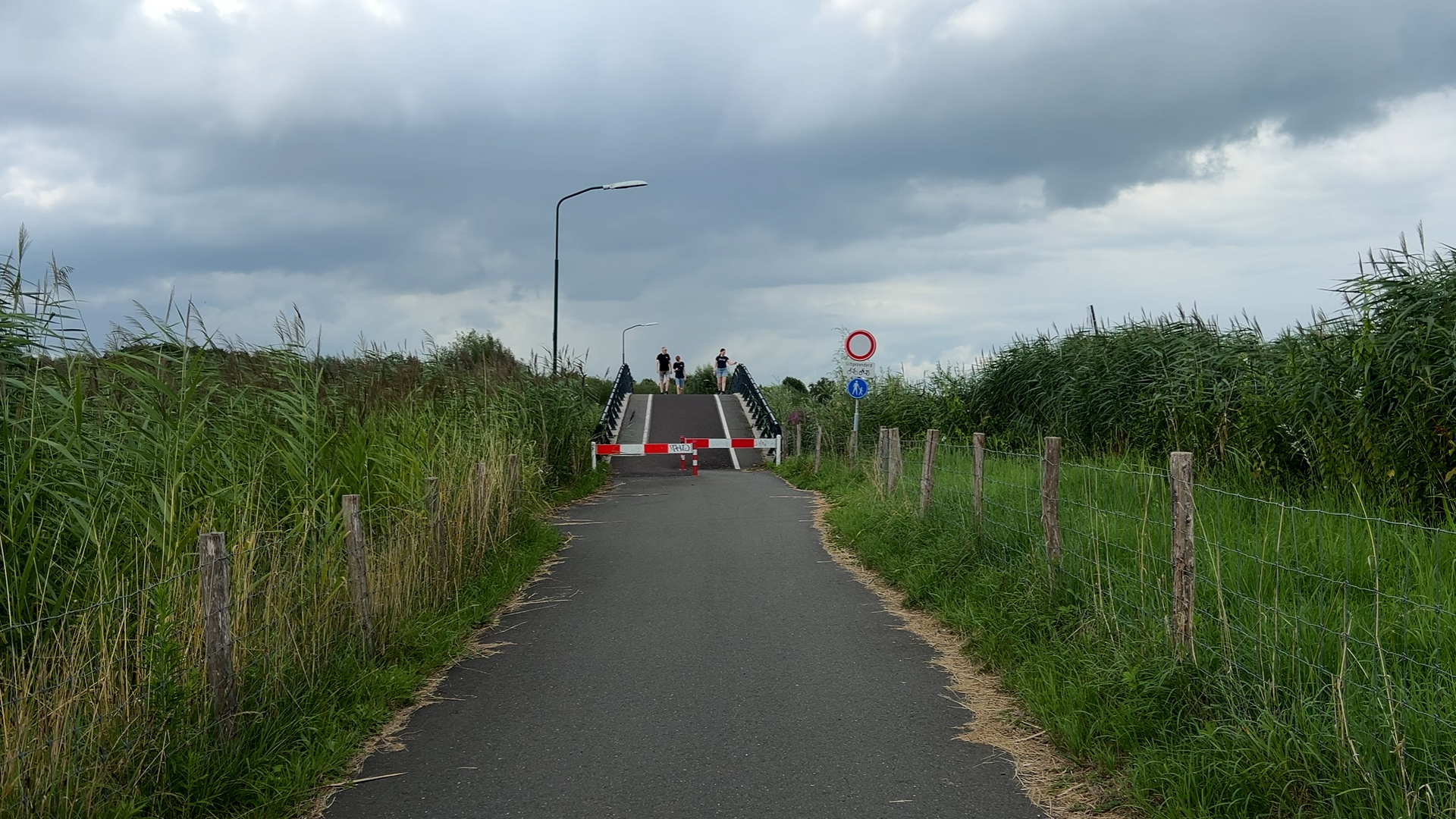 Door een foutje zijn deze straat en brug al 5 jaar afgesloten: 'Waanzin'