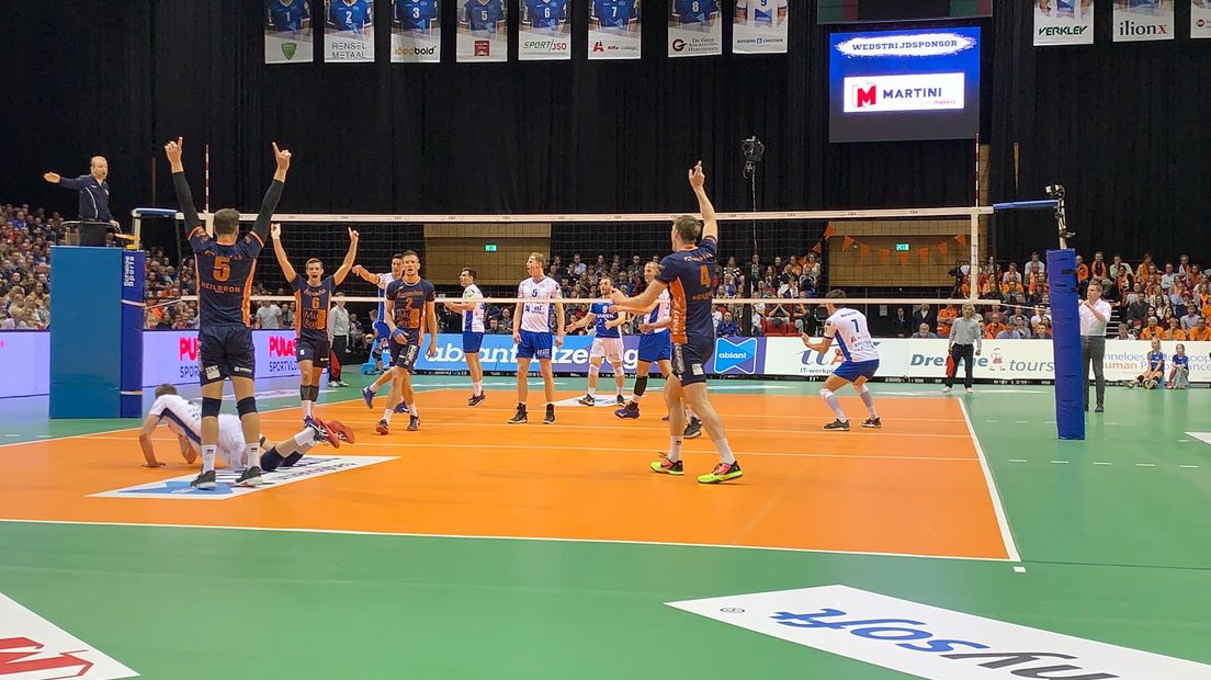 Achterhoek Orion mag zich landskampioen volleybal noemen. De ploeg uit Doetinchem speelde zondag de laatste van vijf wedstrijden tegen het Groningse Lycurgus. Na een spannende wedstrijd trokken de Doetinchemmers met 2-3 uiteindelijk aan het langste eind.