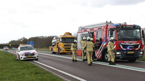 Gewonde na botsing bij verkeersplein Gieten, N34 weer vrijgegeven. Gewonde na botsing bij verkeersplein Gieten, N34 weer vrijgegeven.
