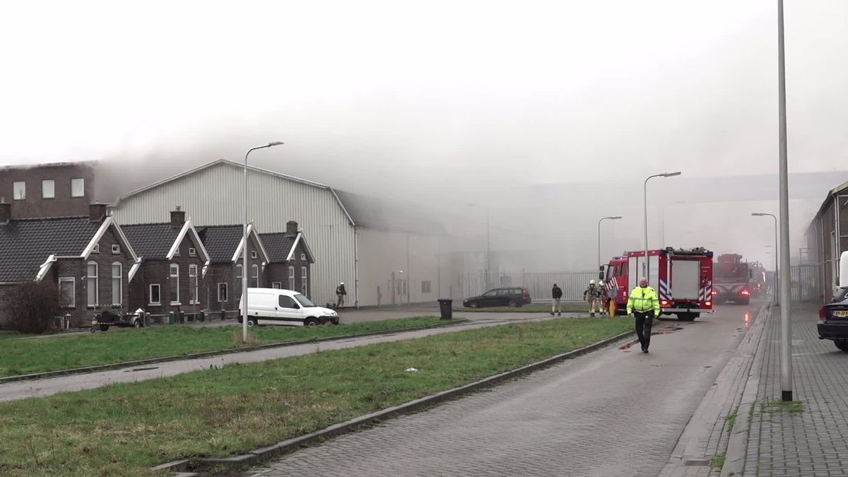 Forse rookontwikkeling in 'asbestverdacht' bedrijfspand in De Krim