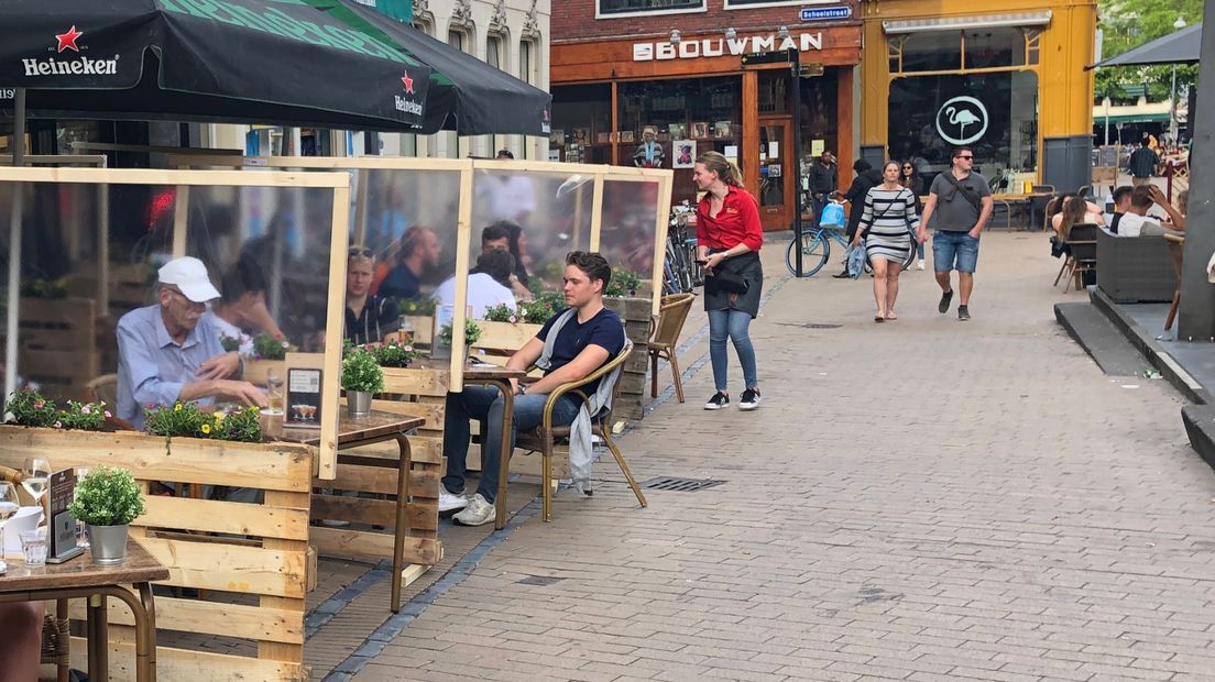 Deze ondernemer heeft zijn terras afgezet met pallets