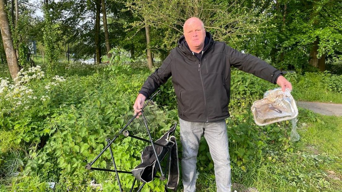 In het park worden stoelen en barbecues achtergelaten