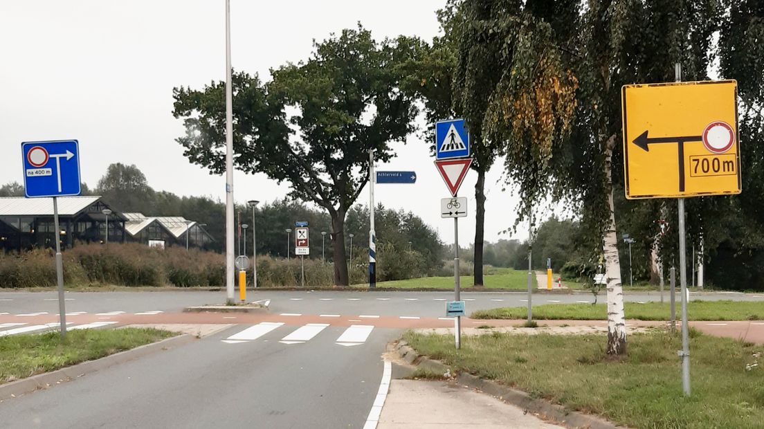 Het bord met omleiding voor verkeer richting Achterveld bij de kruising Hogeweg en De Schakelaar.