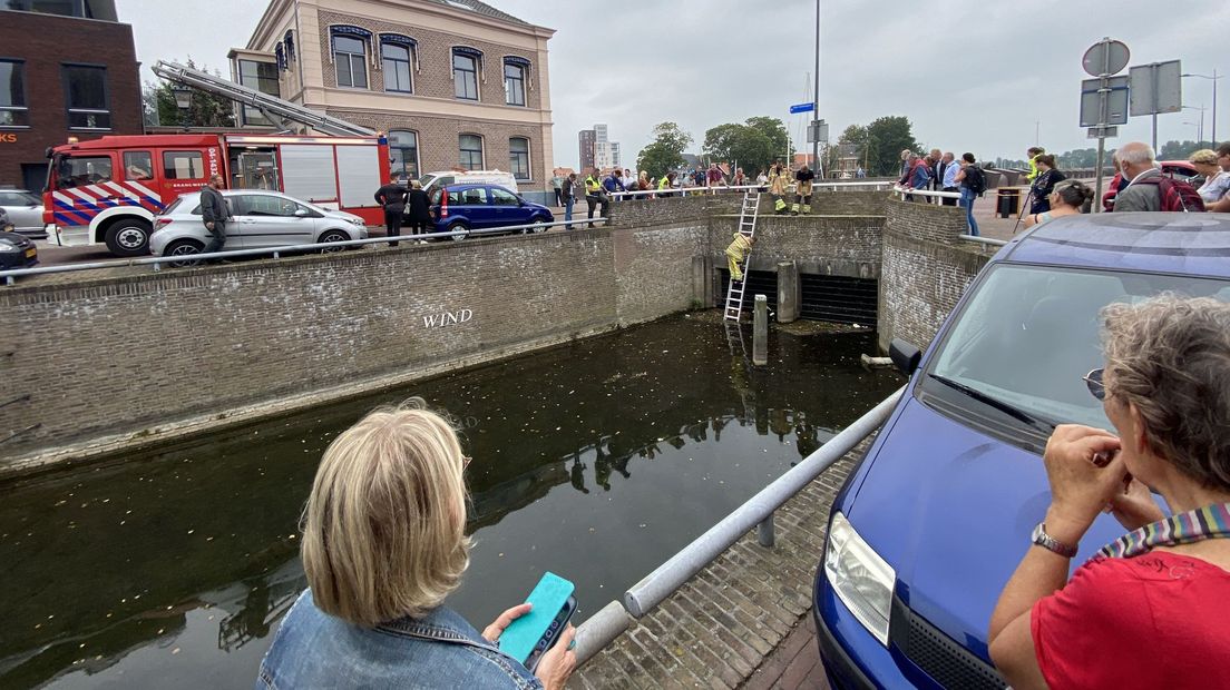 Dikke snoek zit muurvast onder brug in Kampen