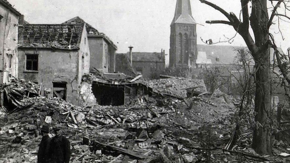 De Kerkstraat na de explosie - foto Ab Hendriks