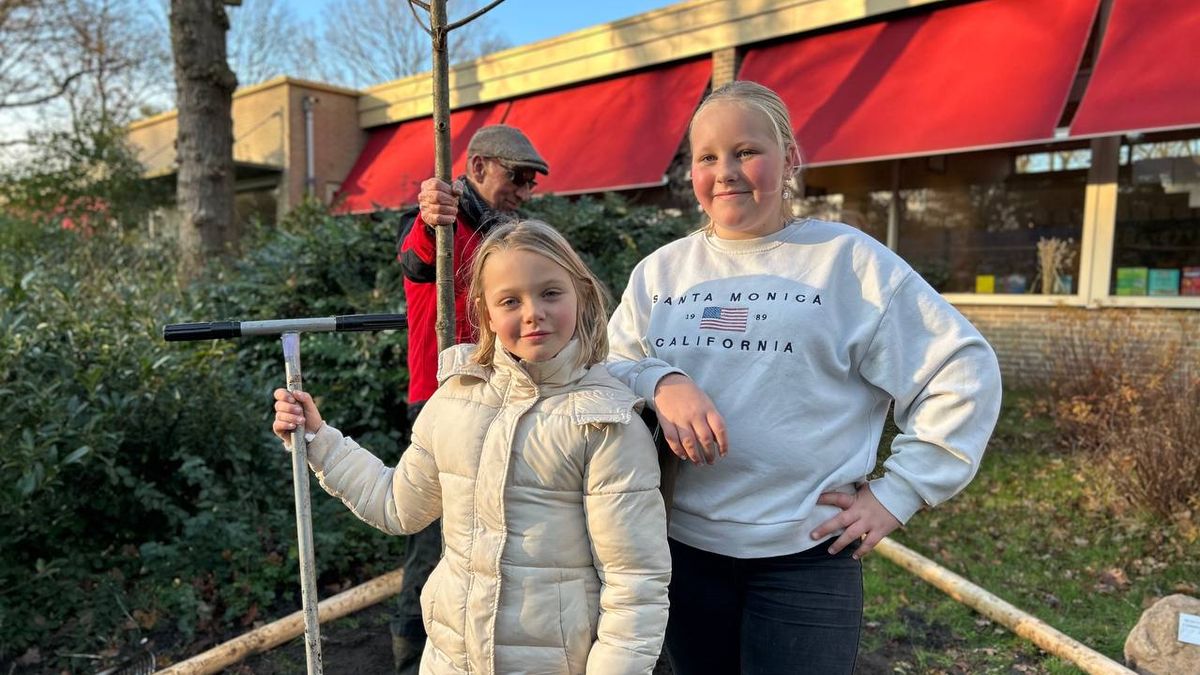 Kinderen in IJhorst helpen de insecten met bomen en duizend bloembolletjes bij hun school