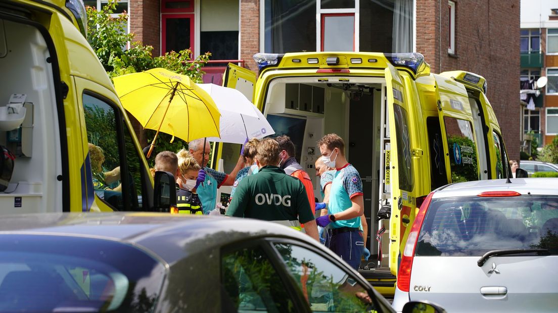 Man gewond na val uit flat in Deventer
