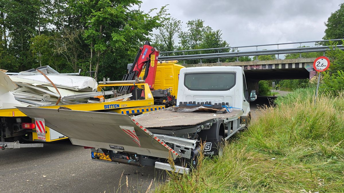 Vrachtwagen verliest dak bij een viaduct in Bolsward