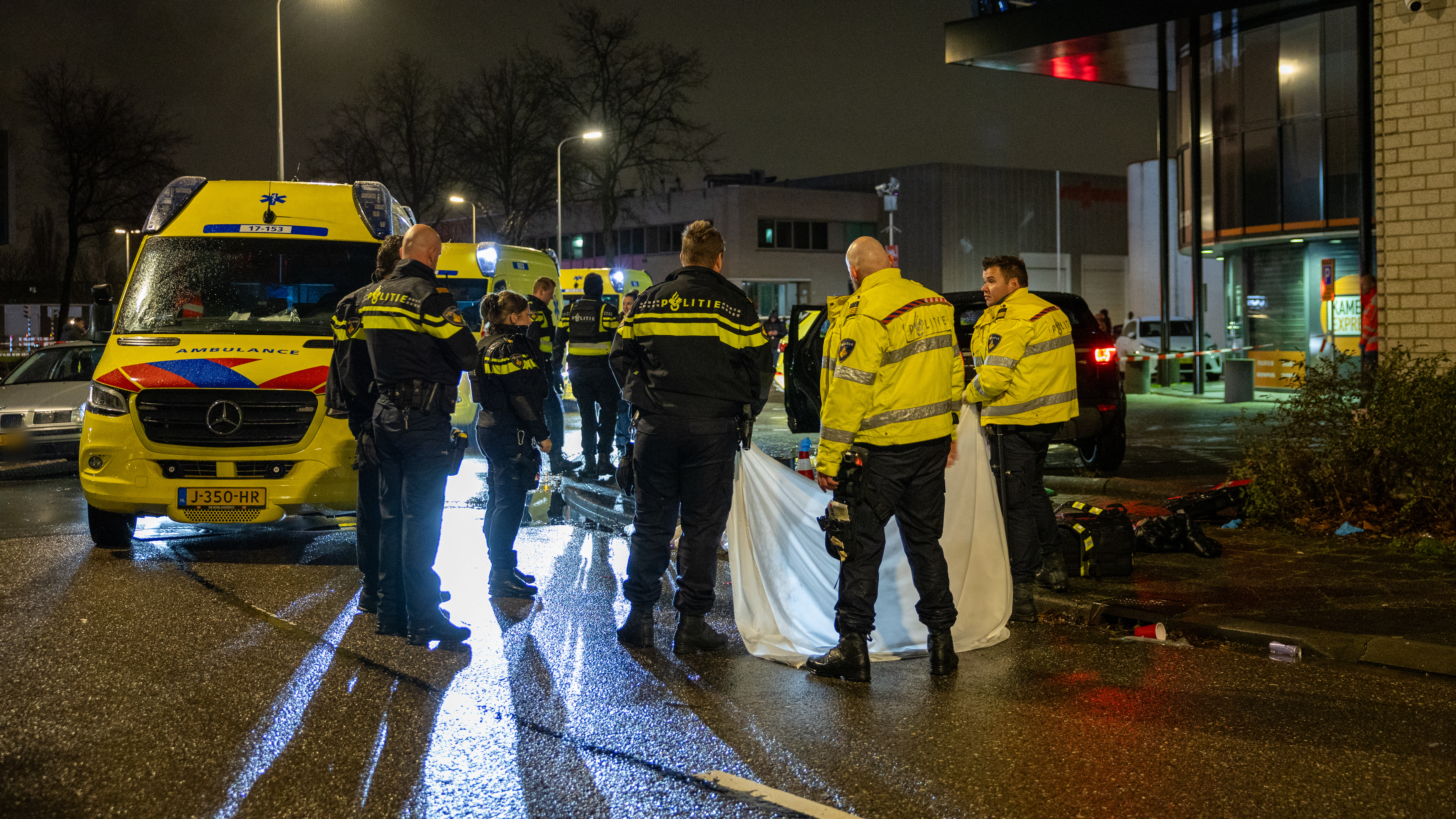 Dode Bij Schietpartij Na Besloten Feest, Dader Nog Voortvluchtig - Rijnmond