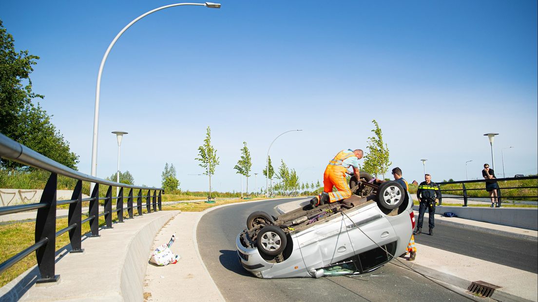 Automobilist verliest macht over het stuur en slaat over de kop