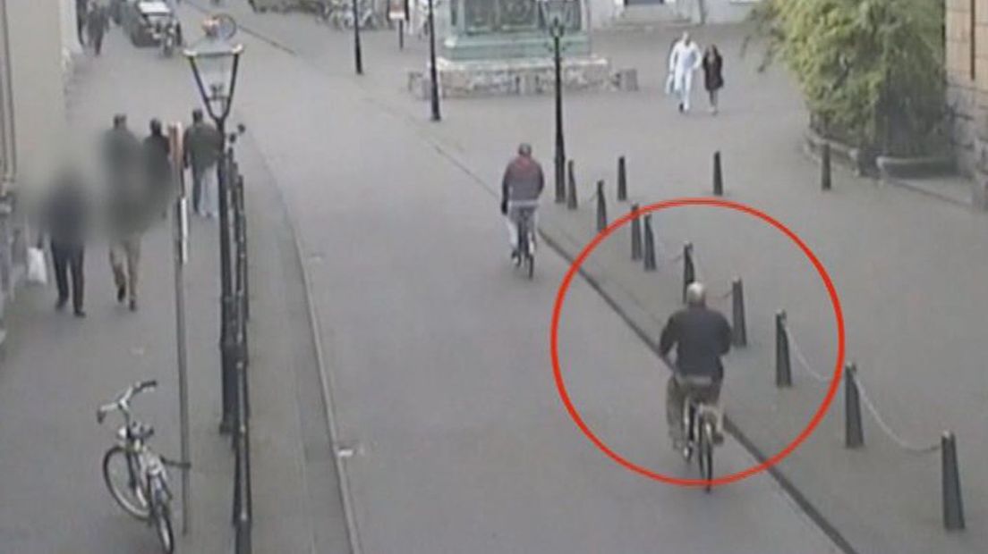 Het slachtoffer op de fiets op het Noordeinde.