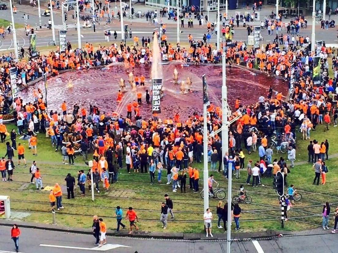 Oranjesupporters vieren feest op het Hofplein