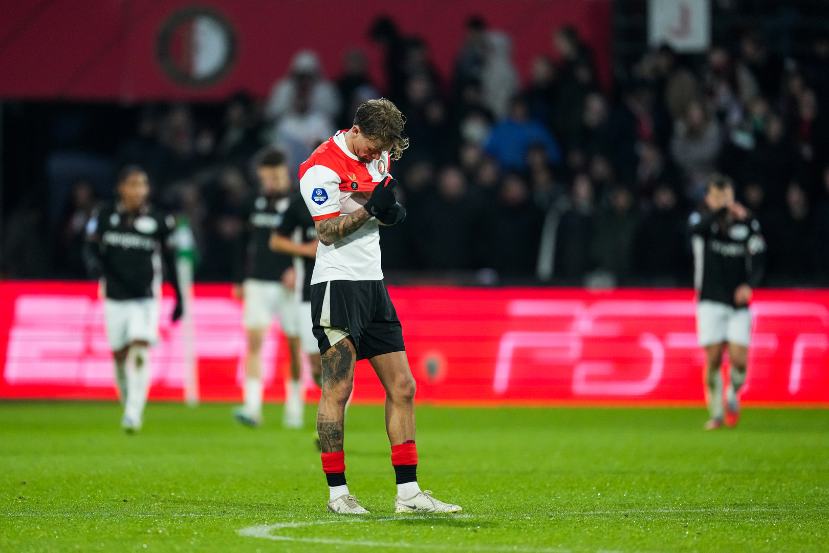 Luciano Valente baalt na de derde tegentreffer van NEC