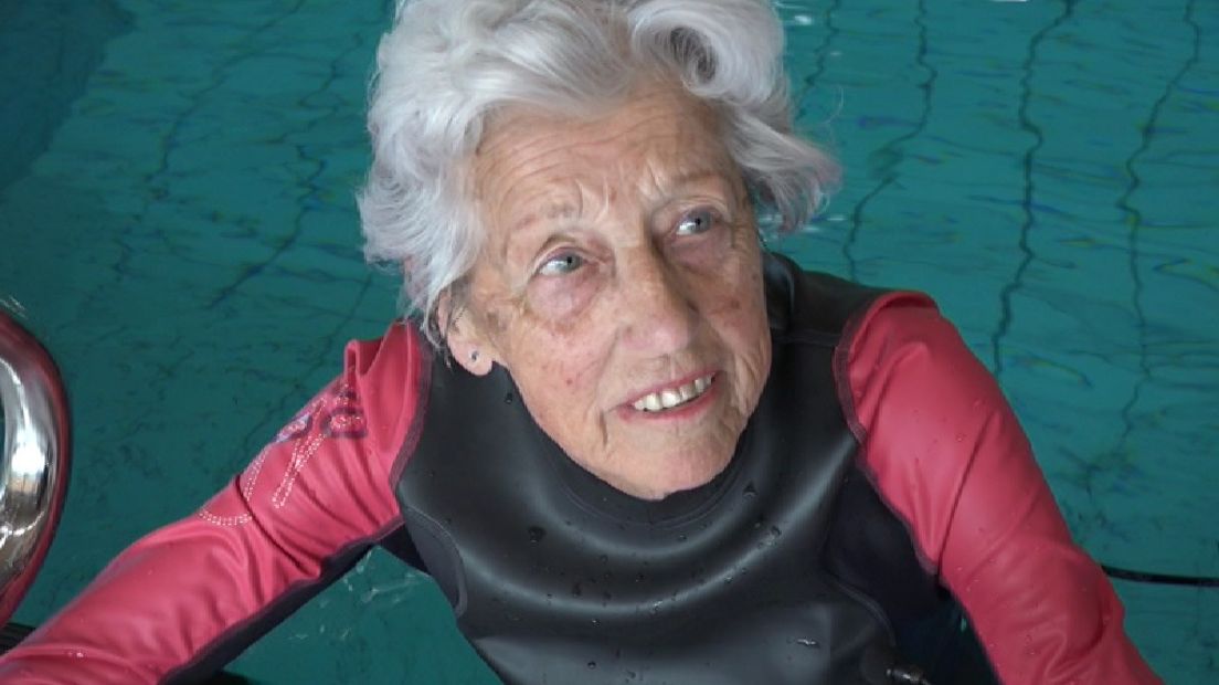De 89-jarige DIni Dop uit Zutphen heeft vanochtend voor het eerst getraind voor de zwemwedstrijd H20 in de rivier de IJssel. Onder begeleiding van twee duikers heeft ze de eerste baantjes getrokken. Ook heeft ze van de gemeente Zutphen en zwembad De IJsselslag een abonnement gekregen, zodat ze kan trainen.