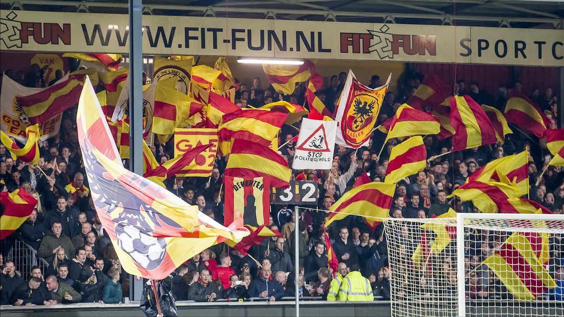 Fans Go Ahead Eagles zitten in de kroeg, Deventer club haalt ze op per taxi