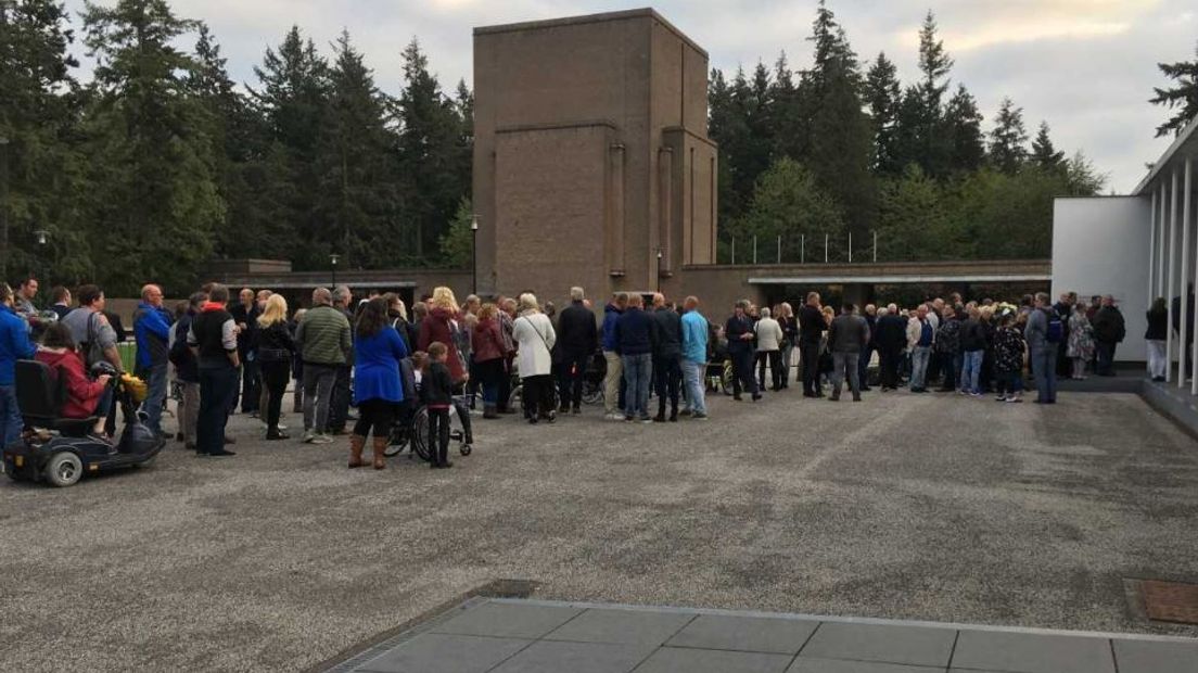 Honderden mensen hebben donderdagavond afscheid genomen van Koos Alberts. Dat gebeurde in Leusden, bij crematorium Amersfoort.