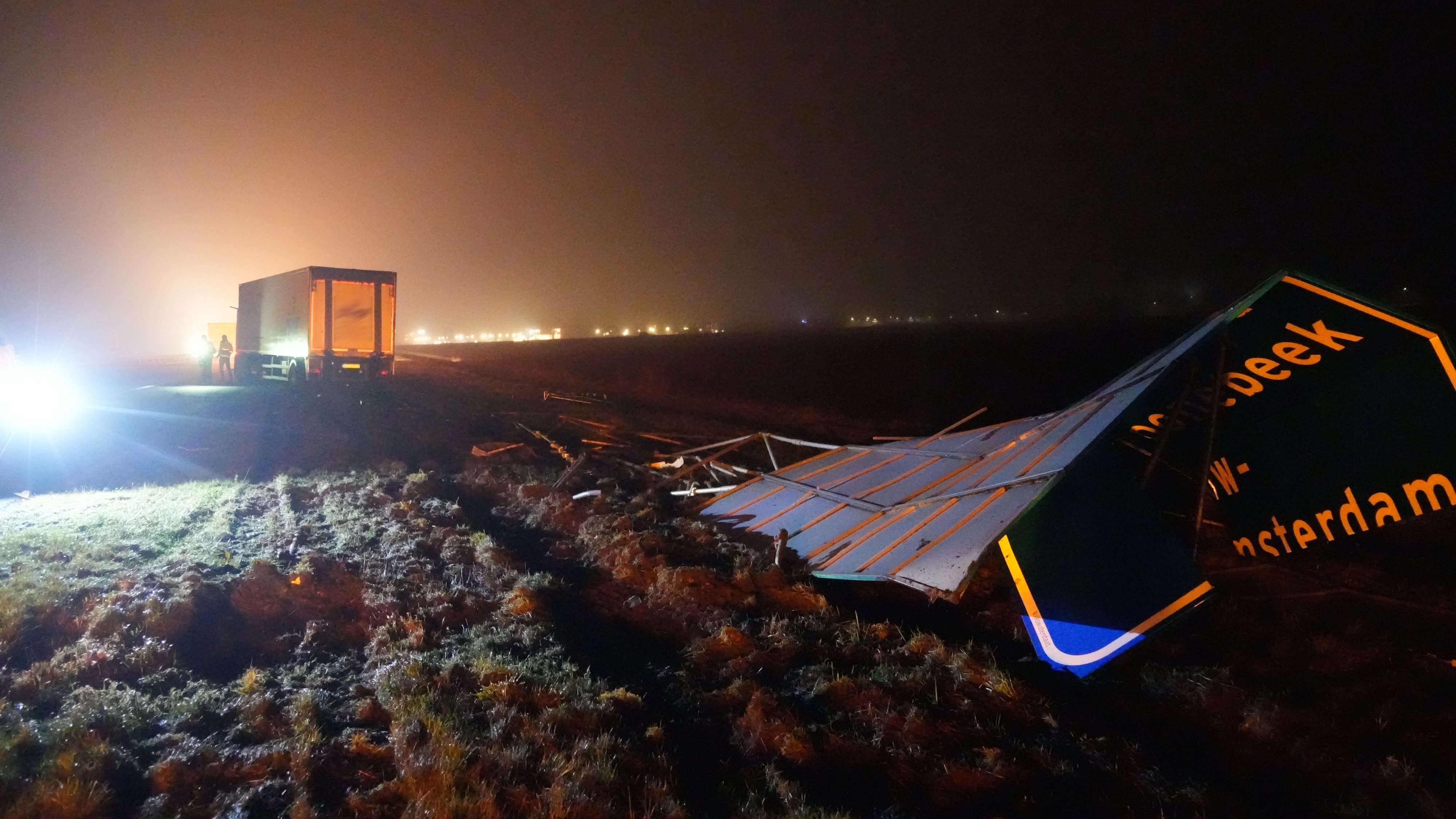 Vrachtwagen ramt verkeersbord bij Nieuw-Amsterdam
