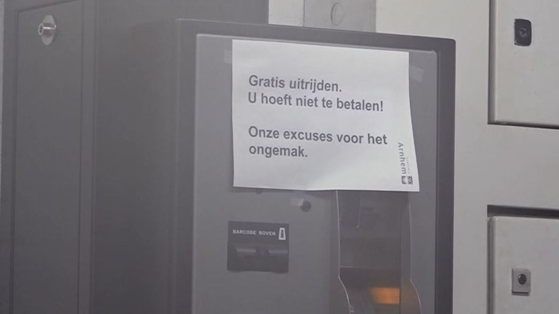 In de parkeergarages Centraal, Musis en Rozet in Arnhem hoeft nog steeds niet betaald te worden. De storing in de pinautomaten is nog niet verholpen.