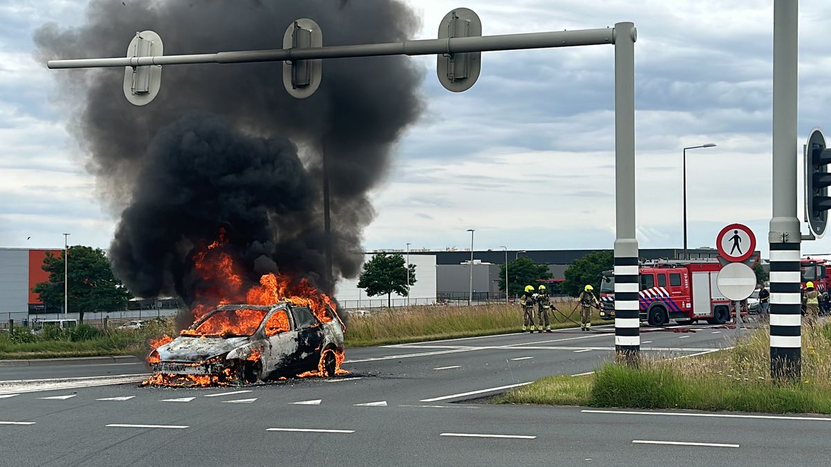 Auto brandt volledig uit in Grubbenvorst