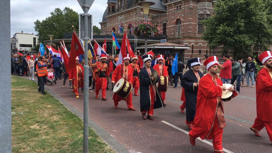 Lekkernijen, muziek en allerhande bedrijfjes. Dat is het Turkse festival in Arnhem. Een festival dat moet verbroederen, maar telkens weer bediscussieerd wordt door vermeende aanwezigheid van de nationalistische groepering de Grijze Wolven.