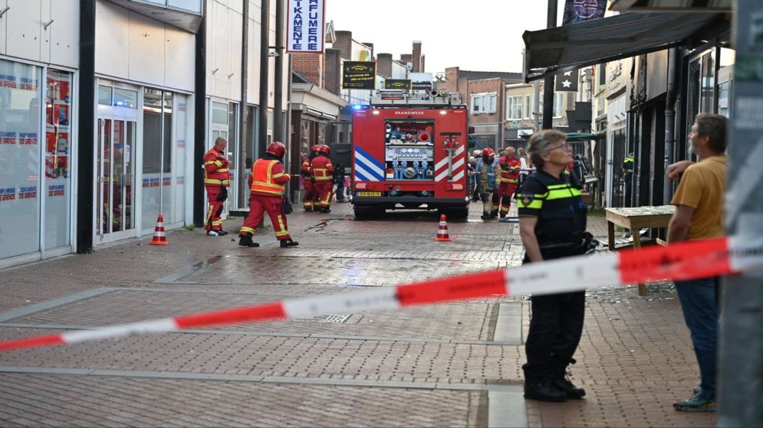 Politie en brandweer in de Langestraat in Winschoten