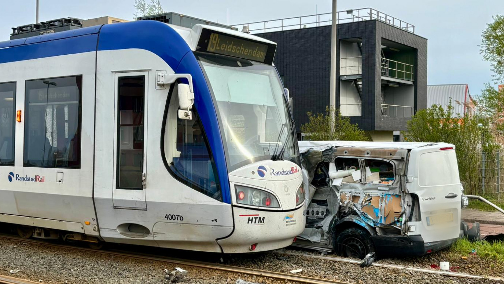 Botsing met lesauto, één slachtoffer naar ziekenhuis.
