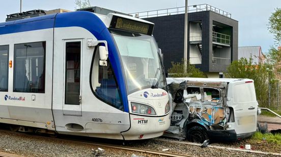 Botsing met lesauto, één slachtoffer naar ziekenhuis. Botsing met lesauto, één slachtoffer naar ziekenhuis.
