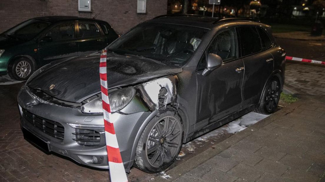 De Porsche, met schade aan de voorzijde. Foto’s: Roland Heitink