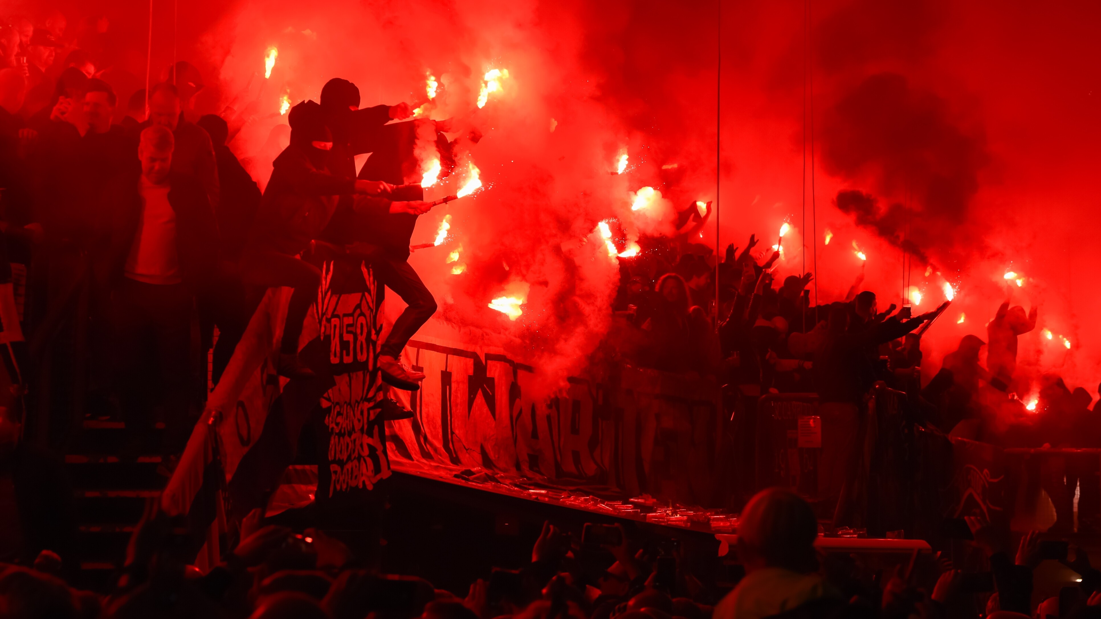 Vuurwerk en tranen: spelers en supporters nemen afscheid van Cambuurstadion
