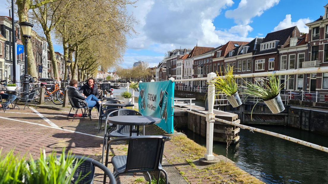 Tot 1 november is er nog een voorlopig terras op twee parkeerplaatsen aan de Bemuurde Weerd