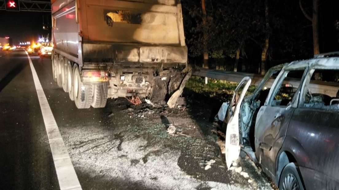 Op de A12 bij Oosterbeek zijn maandagavond een auto en een vrachtwagen in brand gevlogen na een aanrijding. De vrachtwagenchauffeur wist de automobilist uit zijn brandende voertuig te halen.
