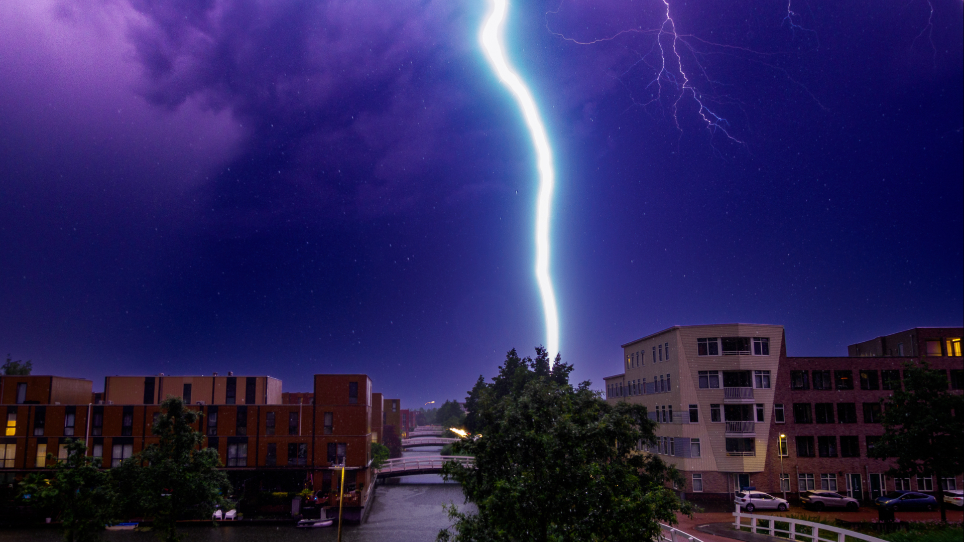 In beeld: onweer, stormschade en branden na blikseminslag in Utrecht