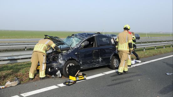 Ongeluk A1 bij Baarn, inzittenden naar ziekenhuis. Ongeluk A1 bij Baarn, inzittenden naar ziekenhuis.
