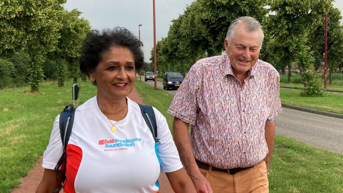 Chitra Ramrattansing en Philip de Vries lopen rustig achteraan.