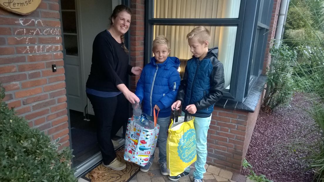 Stefan en zijn broer Jasper krijgen flessen van de buurvrouw (Rechten: RTV Drenthe / Frits Emmelkamp)